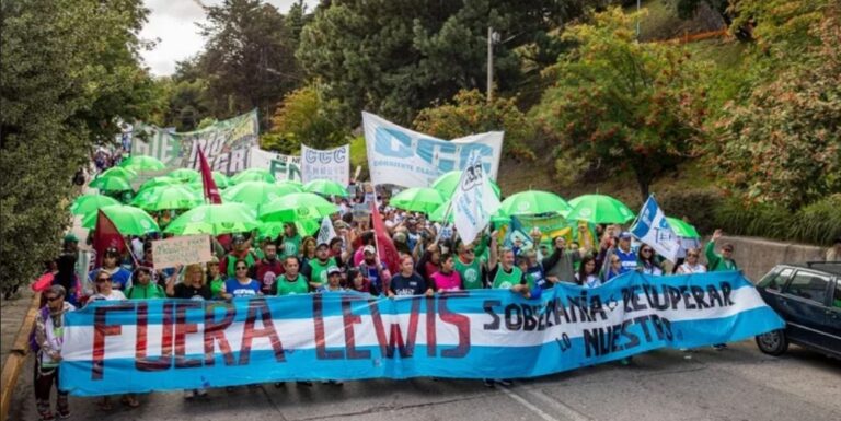 Marcha en Bariloche para que liberen el camino a Lago Escondido: «que deje de ser cueva de mafiosos»