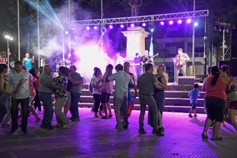 Este sábado habrá noche de música en vivo en la plaza San Martín