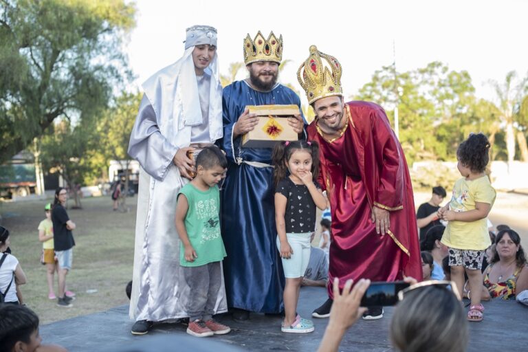 Los Reyes Magos visitaron San Lorenzo y compartieron la tarde con los chicos de la ciudad