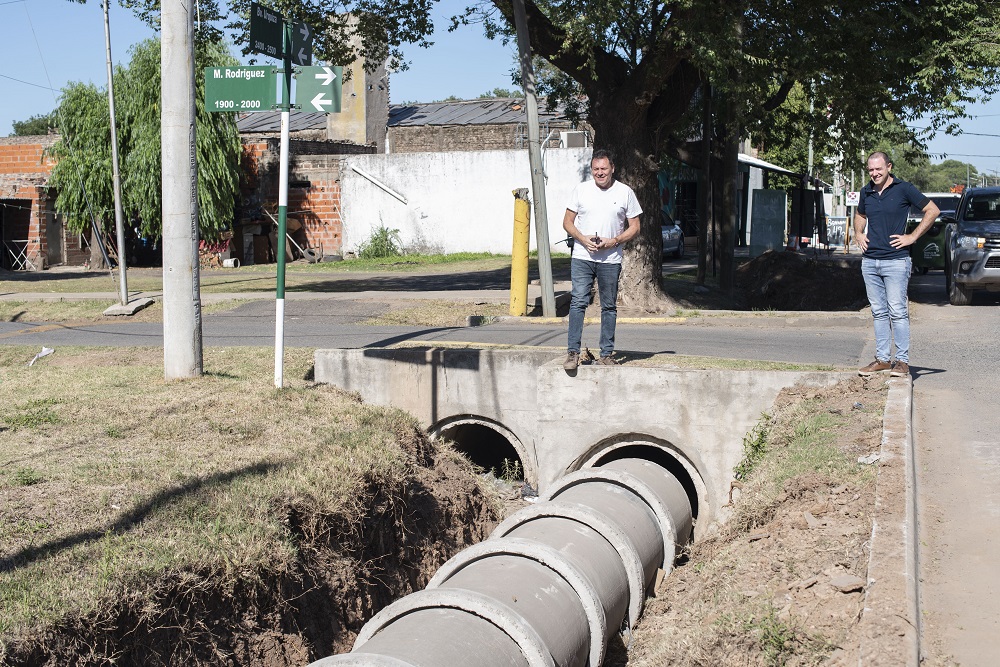 Avanza la obra para eliminar las zanjas y reforzar la iluminación en bulevar Urquiza