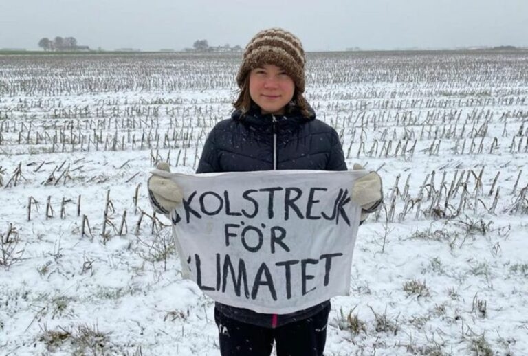 Activistas del clima presentan su petición en Davos