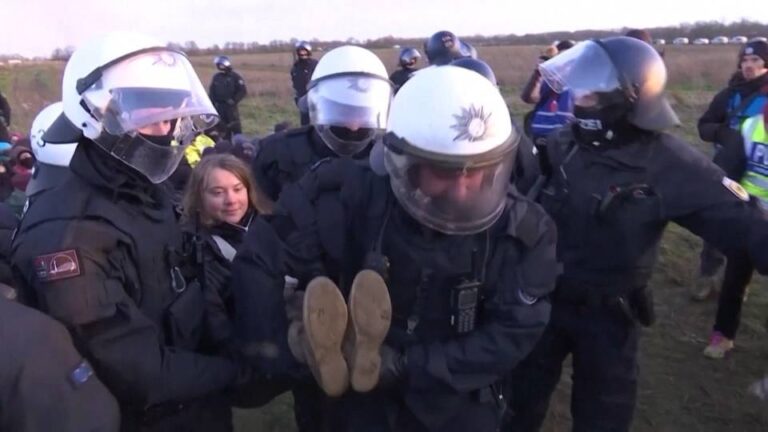 Detienen nuevamente a Greta Thunberg durante una protesta en terminal petrolera sueca