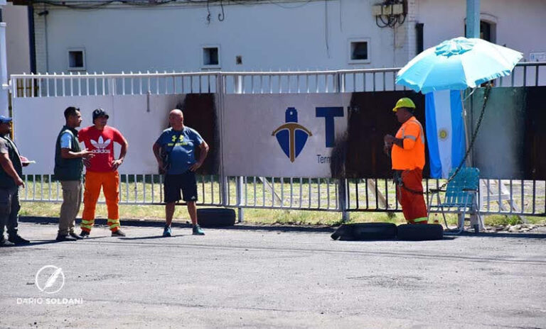 Trabajadores portuarios mantienen medida de fuerza: ¿el conflicto está terminado?