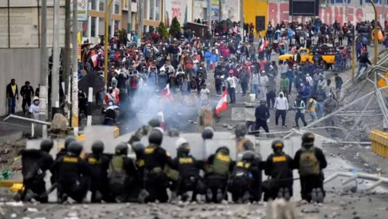 Perú: Protestas contra Boluarte rompen «muralla» simbólica de Lima y dan inesperado viraje al conflicto