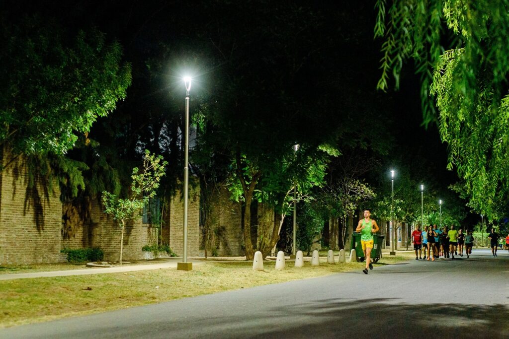 La Municipalidad encendió nuevas luminarias led en el Paseo Miguel Lifschitz