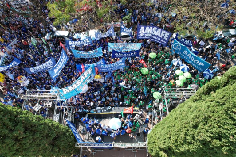 Las clases comenzaron en la calle: Multitudinaria concentración frente al Ministerio de Educación