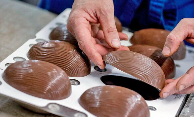 El sindicato de los trabajadores gastronómicos de Rosario enseña a hacer huevos y roscas para estas pascuas