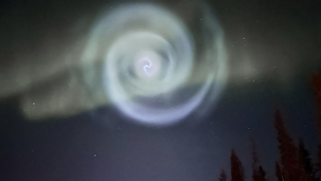 Una extraña espiral brillante aparece en el cielo nocturno de Alaska (VIDEO, FOTOS)