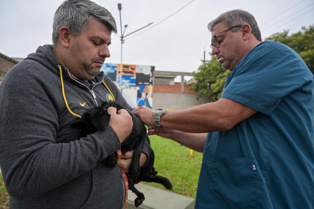 La campaña de vacunación antirrábica visitó barrio Nicasio Oroño