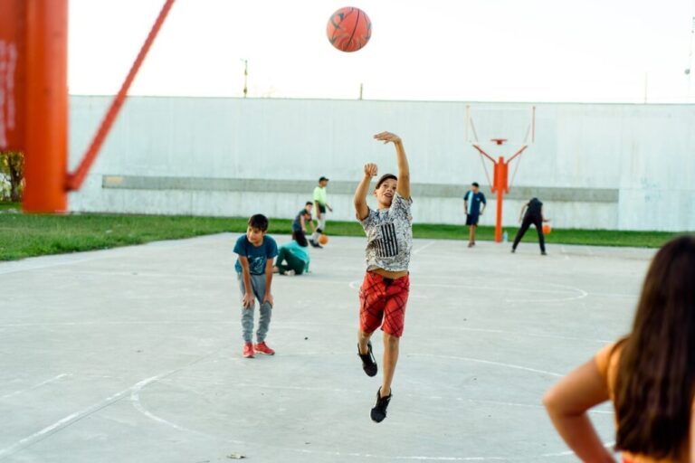 La Municipalidad brinda clases gratuitas de básquet en el playón de barrio José Hernández