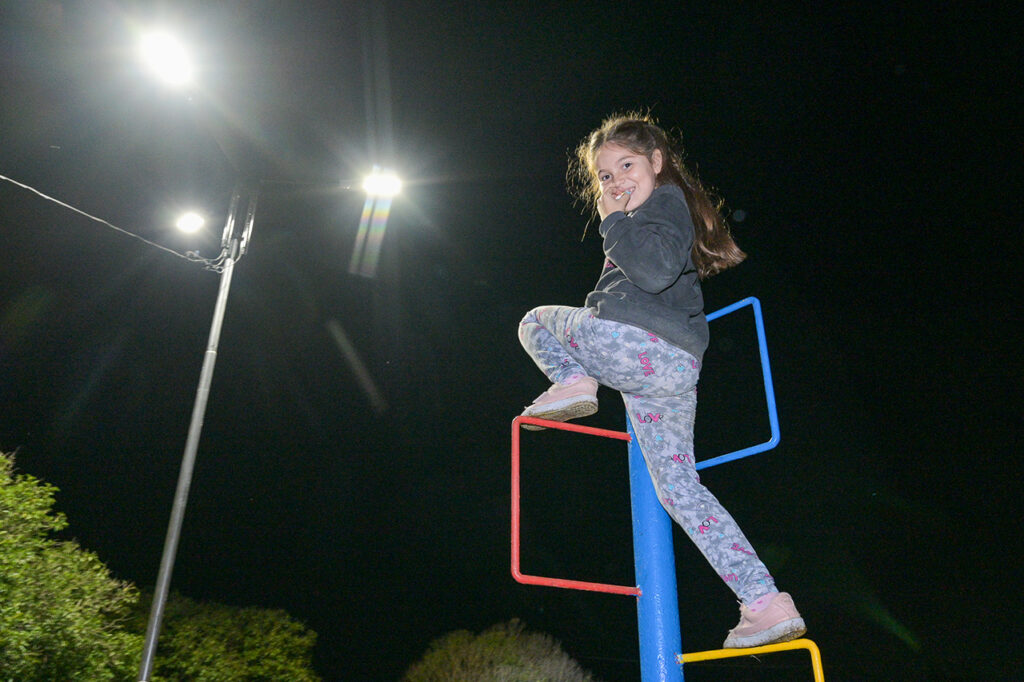 La Municipalidad instaló nuevas luminarias en plaza de barrio Villa Felisa