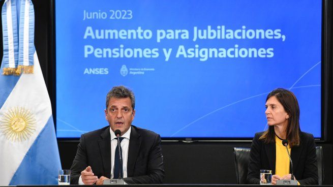 Jubilaciones: Massa y Raverta anunciaron aumento de 21% y un bono por tres meses