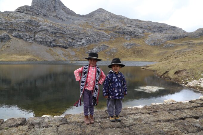 Niños aprenden la siembra y cosecha de agua