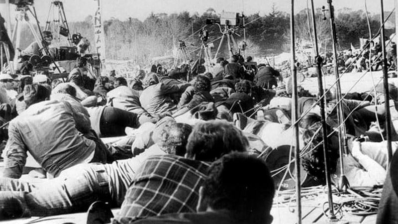 19730620 MASACRE DE EZEIZA Militantes armados de derecha matan a 13 personas y hieren a unas 300 atacan a tiros a columnas de Juventud Peronista - Fuerzas Armadas Revolucionarias y de Montoneros cerca aeropuerto en regreso de Perón