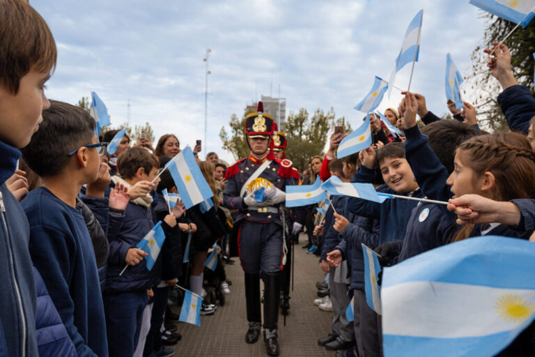 En emotivo acto, más de mil alumnos prometieron lealtad a la bandera en San Lorenzo