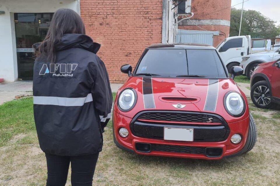 La Aduana secuestró autos de lujo que intentaban ser pasados de contrabando a Paraguay