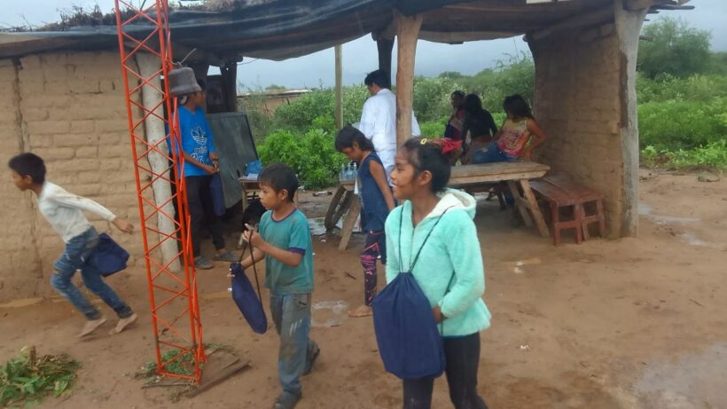 Ninos-saliendo-escuela-Comunidad-indigena-Wichi-820x461[1]