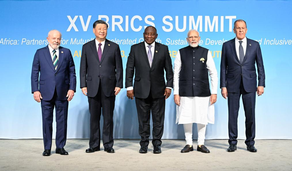 El presidente chino, Xi Jinping, el presidente sudafricano, Cyril Ramaphosa, el presidente brasileño, Luiz Inácio Lula da Silva, el primer ministro indio, Narendra Modi, y el ministro de Relaciones Exteriores ruso, Sergei Lavrov, durante la XV Cumbre del BRICS, en Johannesburgo, Sudáfrica, el 23 de Agosto de 2023. La XV Cumbre del BRICS se celebró en Johannesburgo el miércoles.