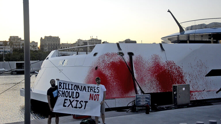 Kaos climático: rocían con pintura roja el yate de lujo de la familia Walmart