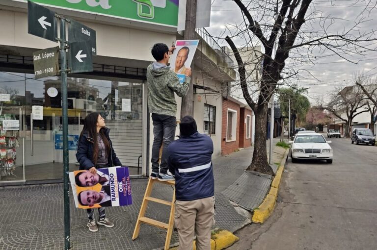 Limpian la cartelería de campaña, que será reciclada y transformada en objetos útiles