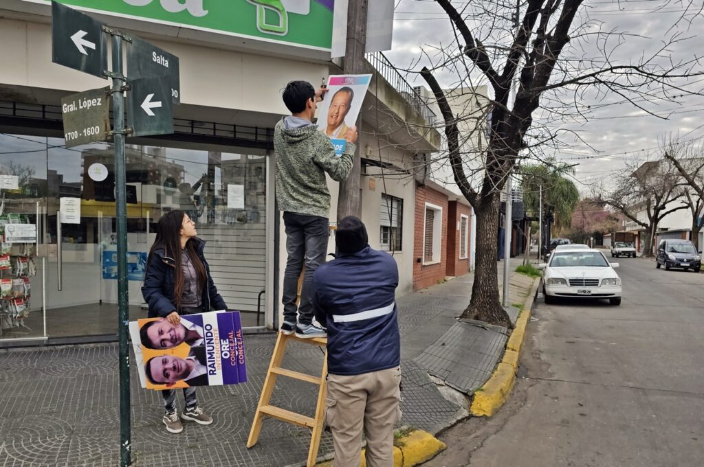 Limpian la cartelería de campaña, que será reciclada y transformada en objetos útiles