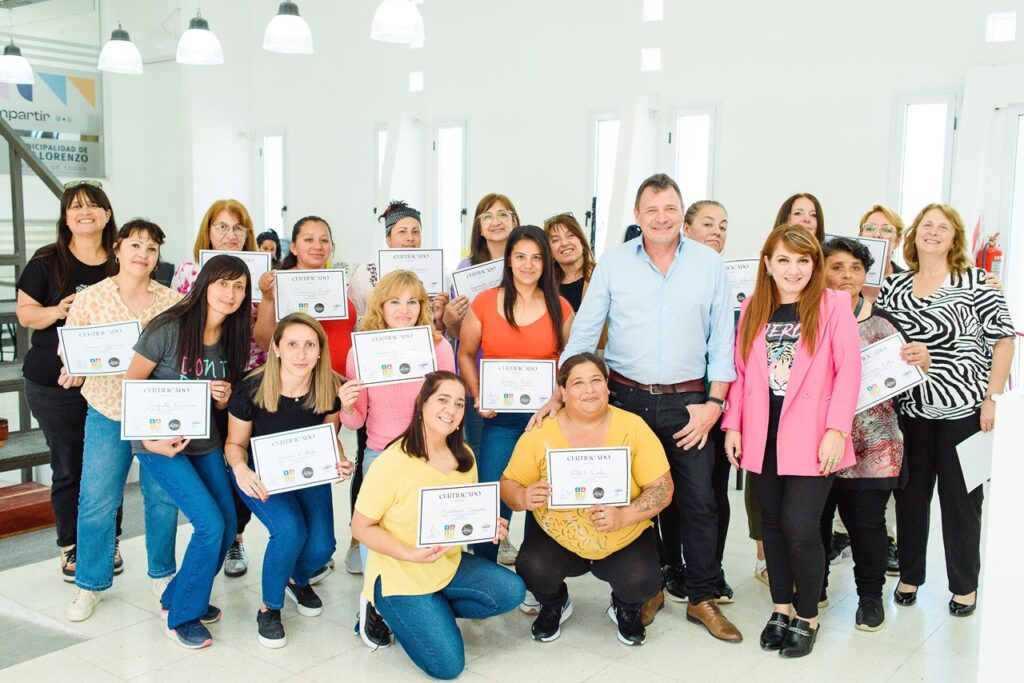 Decenas de sanlorencinas se capacitaron en curso de estampado textil brindado por la Municipalidad