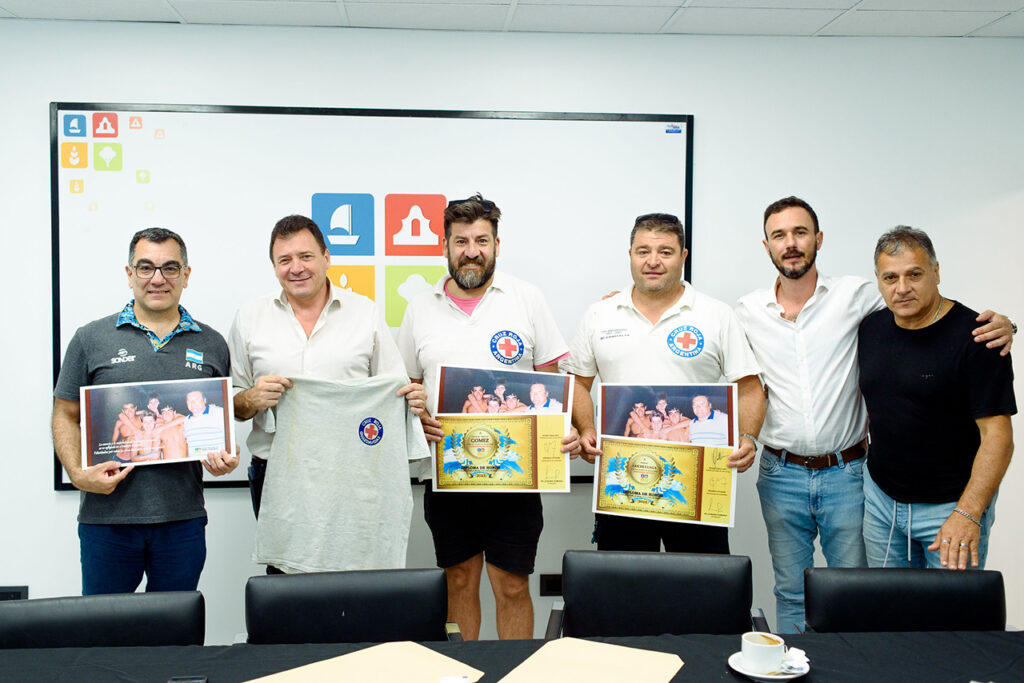 Raimundo reconoció a guardavidas de la Cruz Roja que cumplieron 30 años de trayectoria