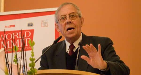 20091111 SILO en el Décimo congreso anual de los laureados con el Premio Nobel de la Paz. Silo habló sobre "el significado de la Paz y la No-violencia en el momento actual y la Marcha Mundial"