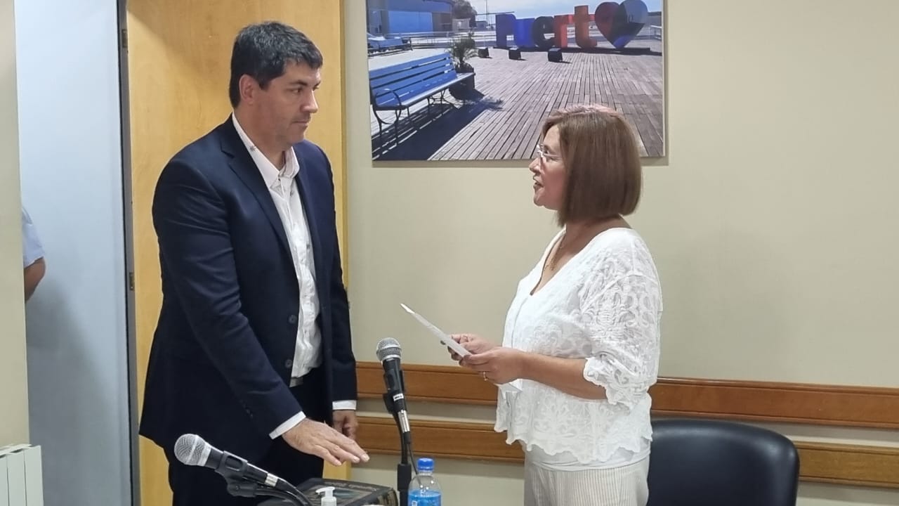 Momento del Juramento del Concejal Jorge Rú por el nuevo período 2023-2027. Presidió la sesión preparatoria la Concejal Sonia Grassano