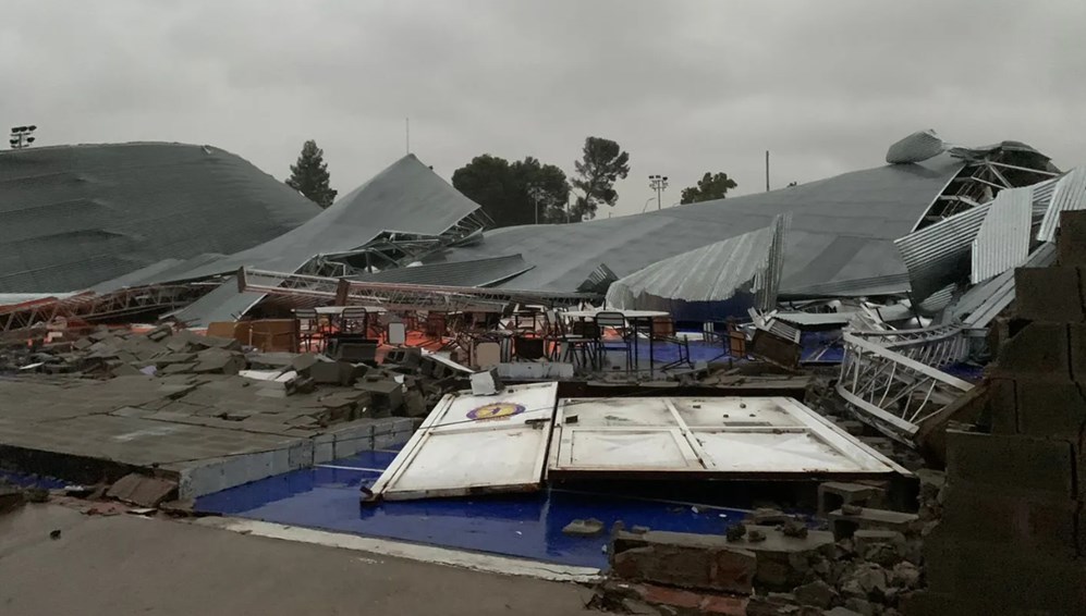 El techo de un club cayó sobre las familias en una exhibición de patín. 13 muertos