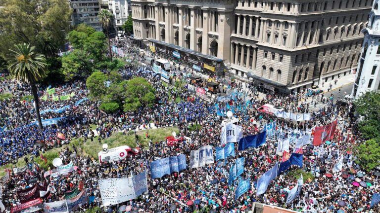 Efecto Milei: Multitudinaria marcha de la CGT contra el DNU antipatria y antipueblo