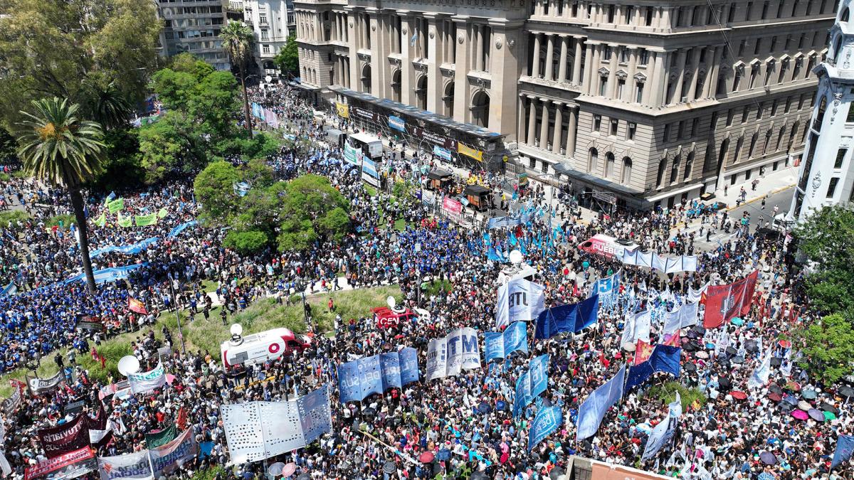Efecto Milei: Multitudinaria marcha de la CGT contra el DNU antipatria y antipueblo Efecto Milei: Multitudinaria marcha de la CGT contra el DNU antipatria y antipueblo