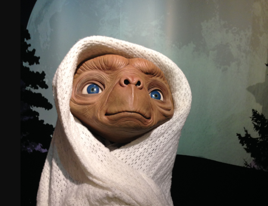 e.t. cubierto en una mantita, por Steven Spielberg