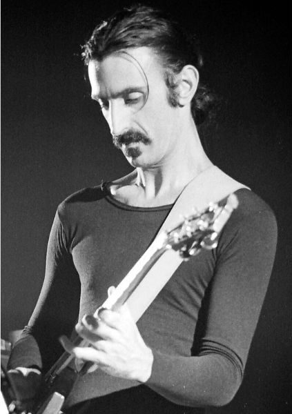 1993 – FRANK ZAPPA. A la edad de 52 años muere en la ciudad de Los Ángeles (California, EEUU) el músico, guitarrista, cantante y compositor estadounidense Frank Zappa, uno de los artistas más influyentes del mundo del rock. EFEMERIDES