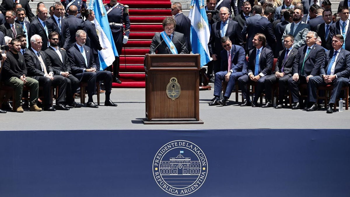 20231210 ASUMIO PRESIDENTE JAVIER MILEI DISCURSO EN EXTERIORES DEL CONGRESO DE LA NACION