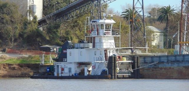 20231209 Imagen del remolcador Urano que luego se hundió en muelle de terminal 6 Puerto General San Martín