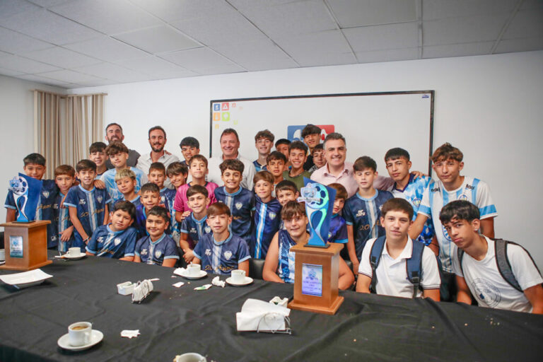 Raimundo recibió a los chicos de la Escuela Islas Malvinas, que obtuvieron grandes resultados en torneo sudamericano