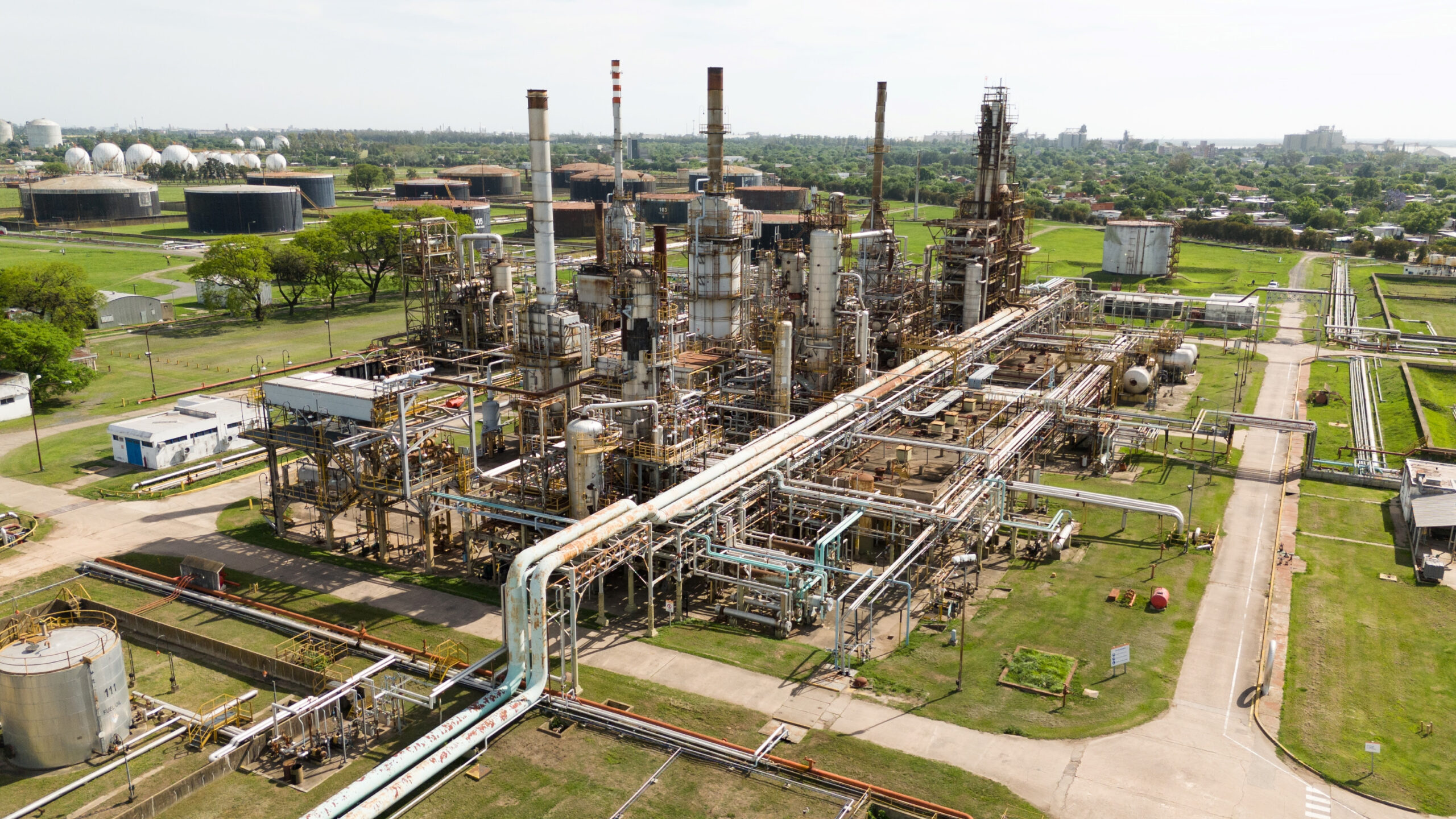 Buscan reactivar Refinería YPF San Lorenzo para producir biocombustible de aviones Buscan reactivar Refinería YPF San Lorenzo para producir biocombustible de aviones