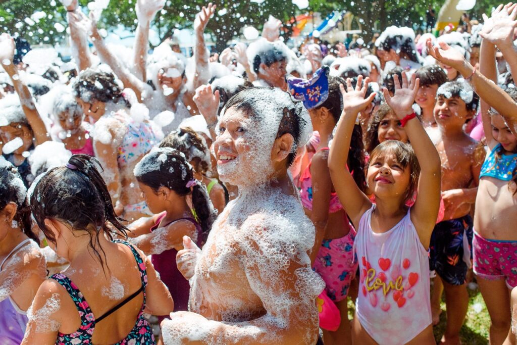 Con una gran fiesta de espuma, finalizó la primera etapa de la Colonia del Poli Municipal