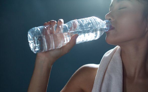 ALERTA: El agua en botellas plásticas sería hasta cien veces peor de lo que se creía