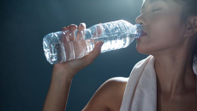 ALERTA: El agua en botellas plásticas sería hasta cien veces peor de lo que se creía