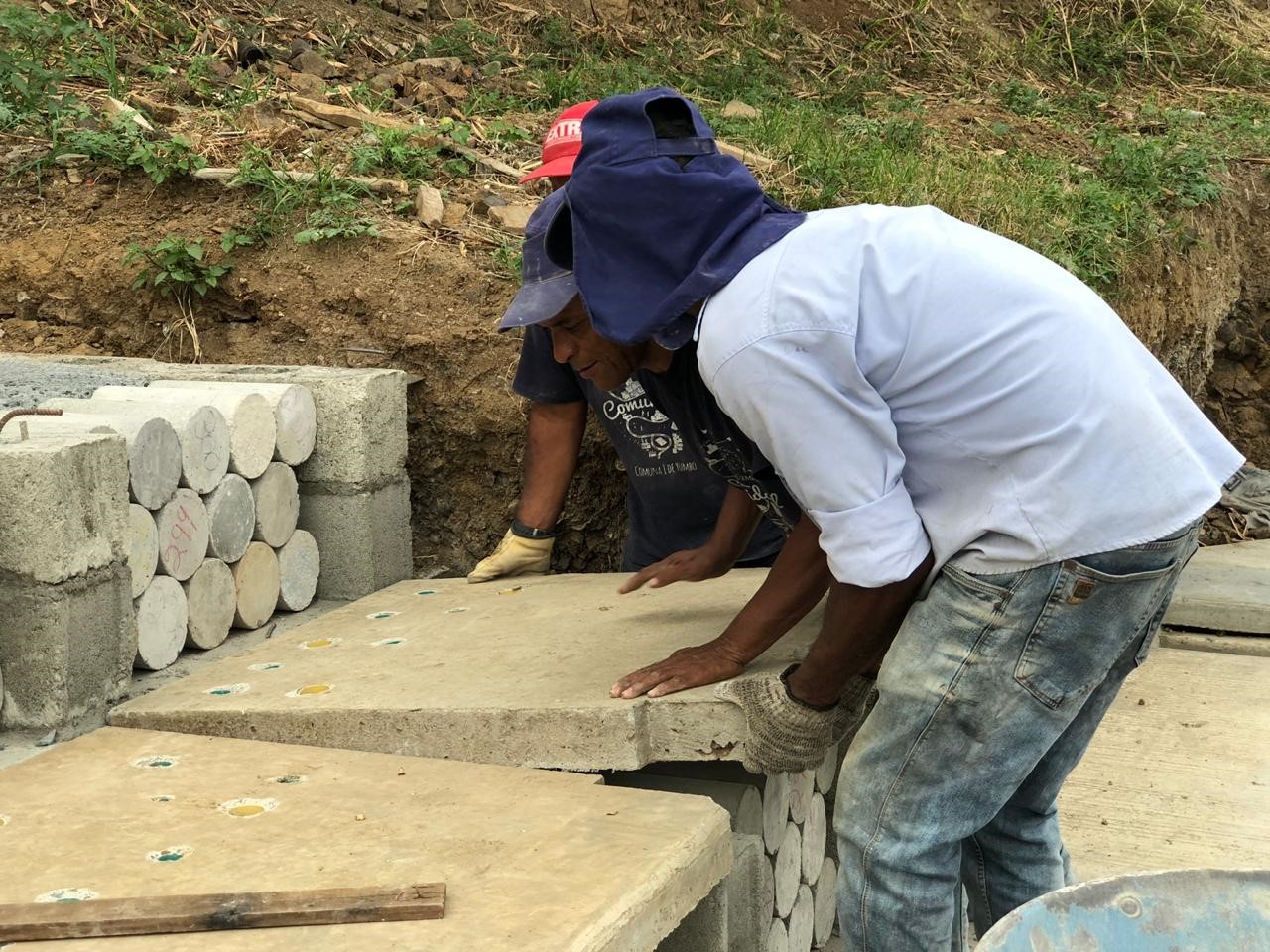 un grupo de hombres trabajando en una obra 