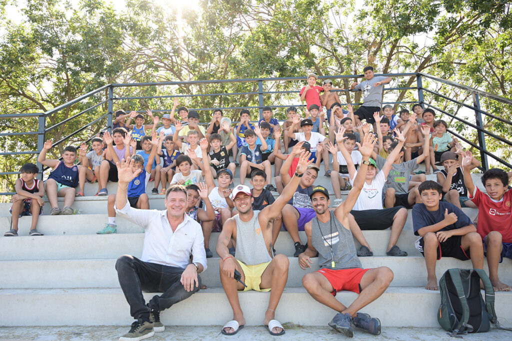 La Municipalidad construye tribunas de cemento en la cancha de fútbol del Poli