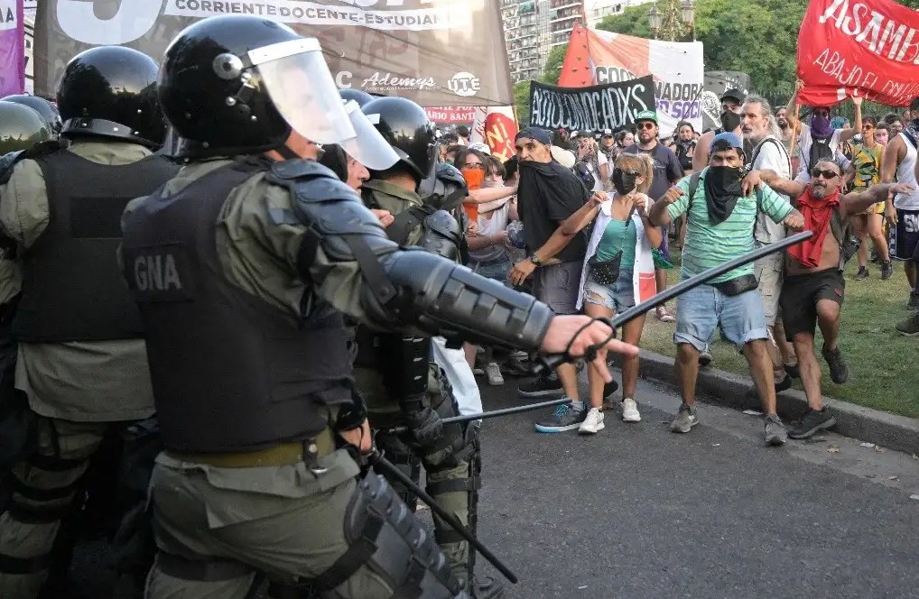 Efecto Milei en Argentina: El temor es que el descontento se desborde