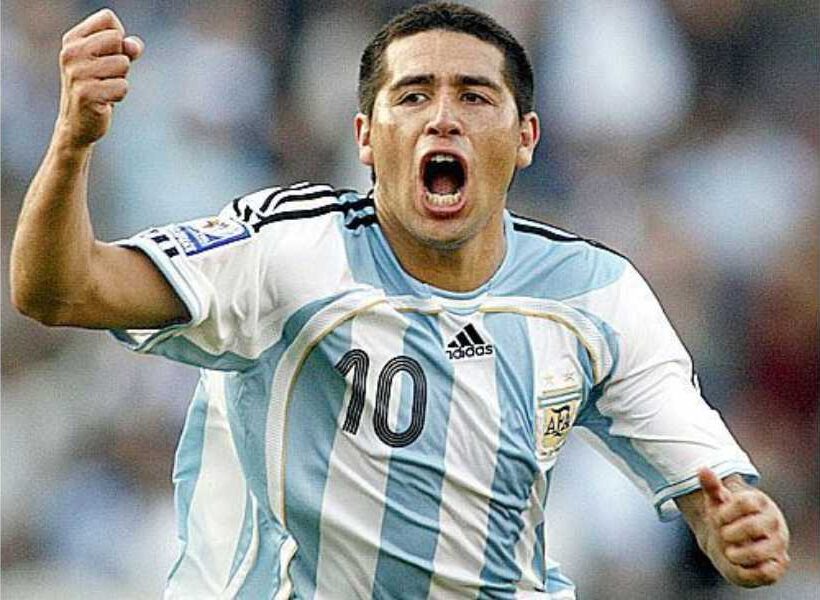 20010329 JUAN R. RIQUELME. Se confirma la venta de la ficha del mediocampista ofensivo Juan Román Riquelme de Boca Juniors al Barcelona de España a cambio de 26 millones de dólares. El ahora ídolo y dirigente “xeneize” se incorporó al club “blaugrana” a mediados de 2002.