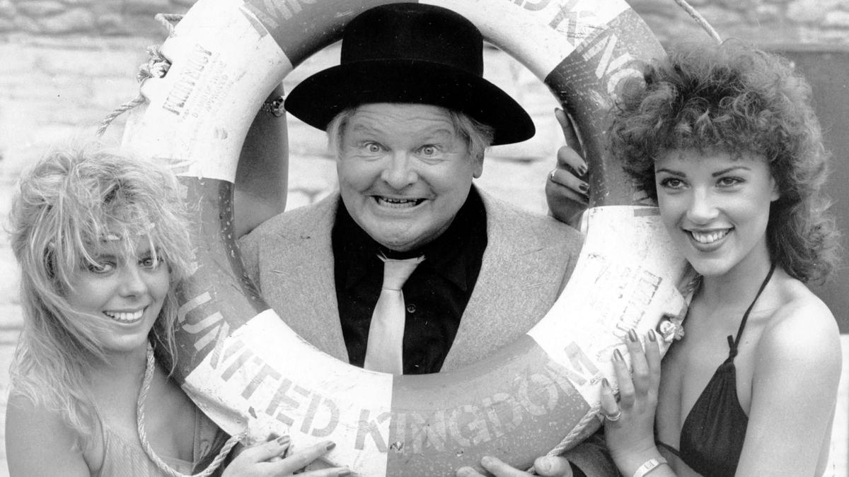 19920420 FALLECE BENNY HILL. Muere en el barrio londinense de Teddington, a la edad de 68 años, el comediante británico Benny Hill (Alfred Hawthorn Hill), quien durante más de tres décadas protagonizó El show de Benny Hill, considerado uno de los mejores de la historia del humor por el absurdo.