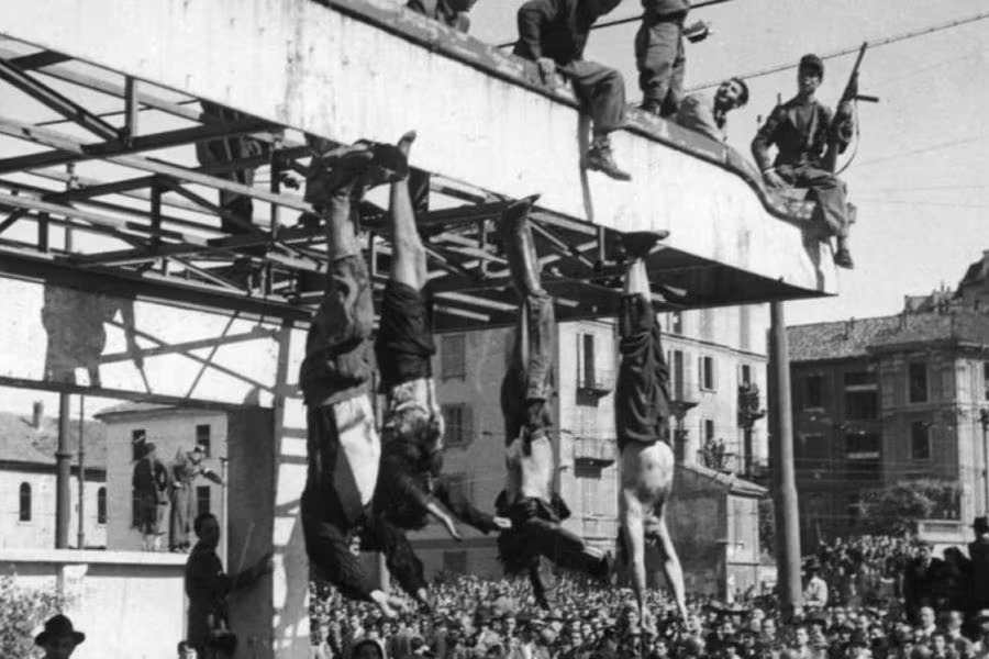 19450428 BENITO MUSSOLINI La resistencia italiana lo ejecuta junto a otros fascistas aliados a Hitler colgados cabeza abajo en Giulino di Mezzegra Italia