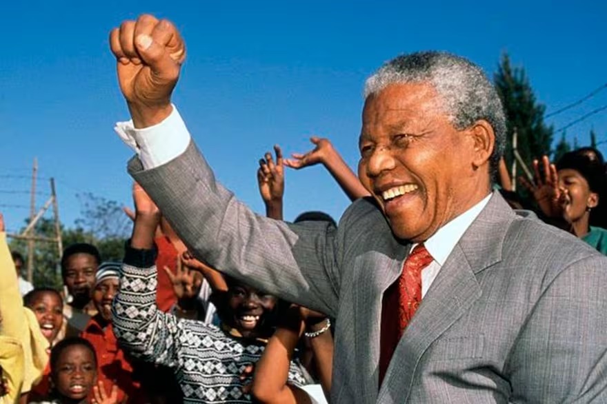 19940427 NELSON MANDELA es elegido presidente de Sudáfrica en las primeras elecciones celebradas sin la política de apartheid