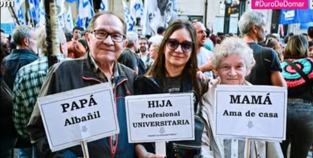 20240423 MARCHA FEDERAL POR LA UNIVERSIDAR PUBLICA Y GRATUITA FAMILIA CON HIJA PROFESIONALjpg