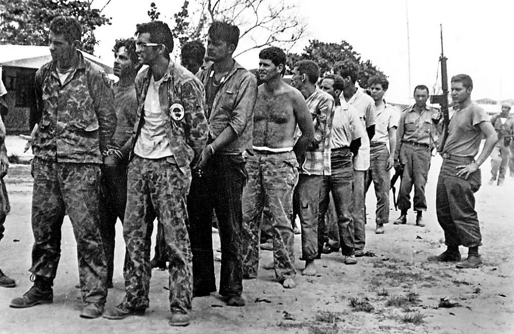 19610415 BAHÍA COCHINOS. Exiliados cubanos entrenados y dirigidos por la CÍA intentan asaltar las islas y fueron derrotados por las tropas de Fidel Castro en Playa Girón, Cuba. Consideran que este fracaso de la CIA apuntaló a Fidel Castro